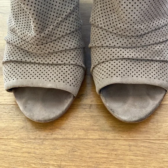 *last chance!!* Vince Camuto | Women’s tan suede side zip wedges - Picture 3 of 16